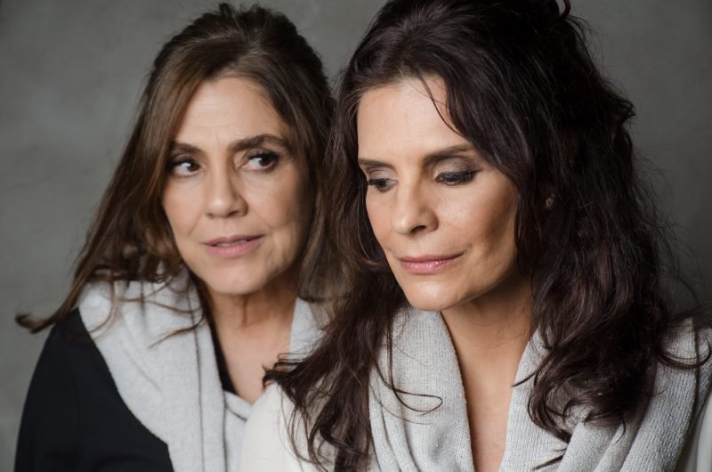 Helena Ranaldi e Martha Meola sobem ao palco do Itaú Cultural com a estreia da peça Por trás das Flores