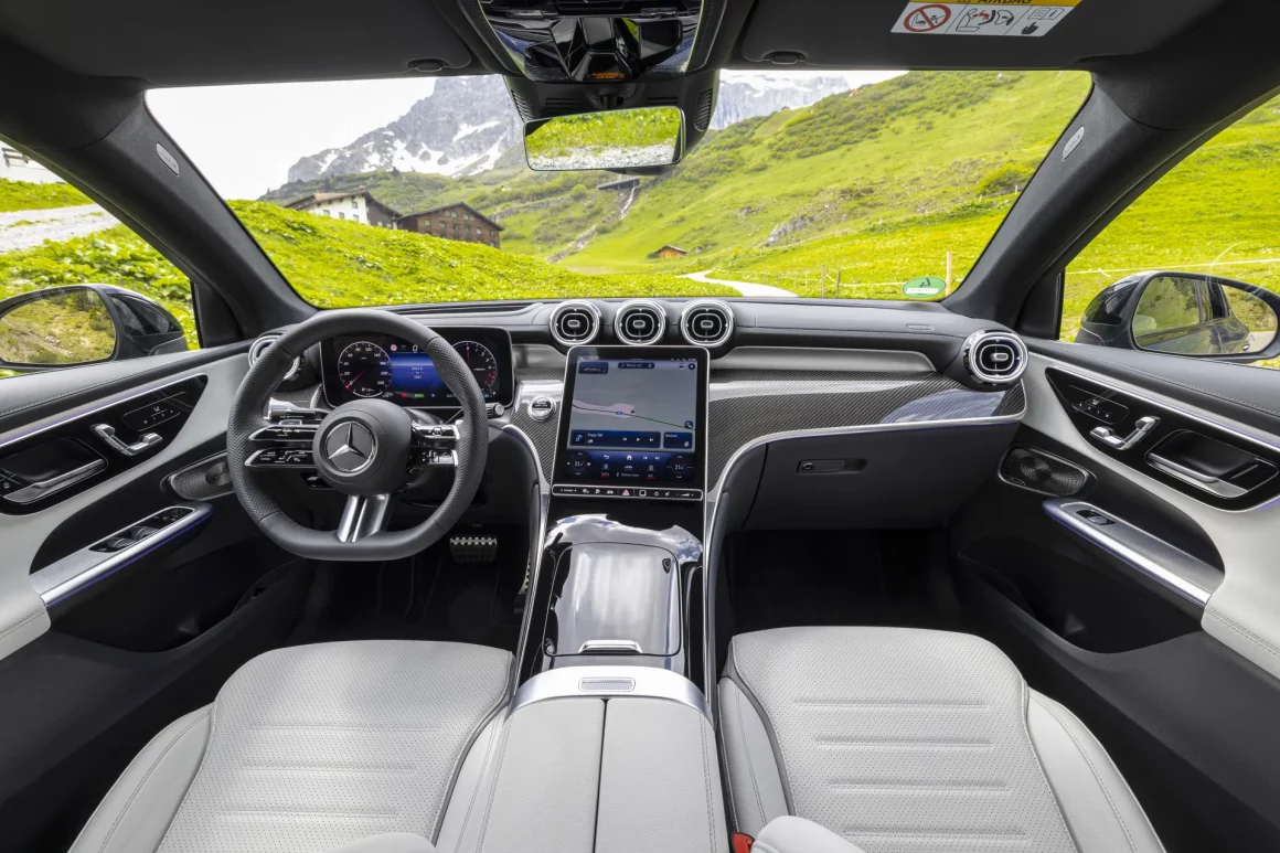 Mercedes-Benz GLC 300 4MATIC AMG Line oferece visual mais esportivo e agora, conectado