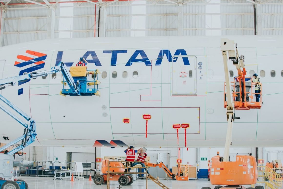 LATAM Airlines Inova com AeroSHARK: Tecnologia Inspirada na Pele de Tubarão para Reduzir Emissões