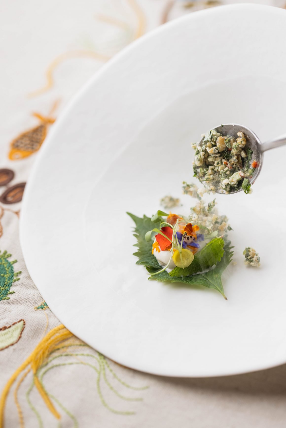 Lilian Malta e chef Onildo Rocha unem arte e alta gastronomia no menu Terra Altar