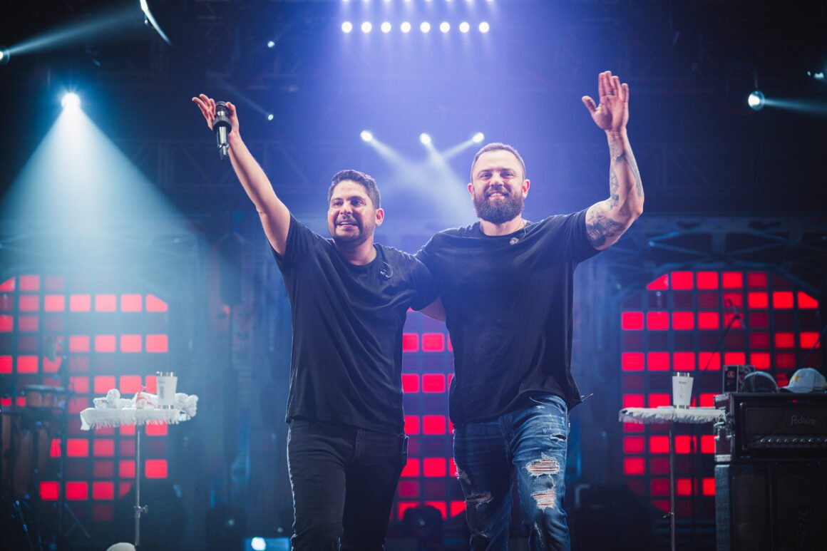 Jorge & Mateus iniciam turnê de 20 anos com ingressos esgotados em São Paulo