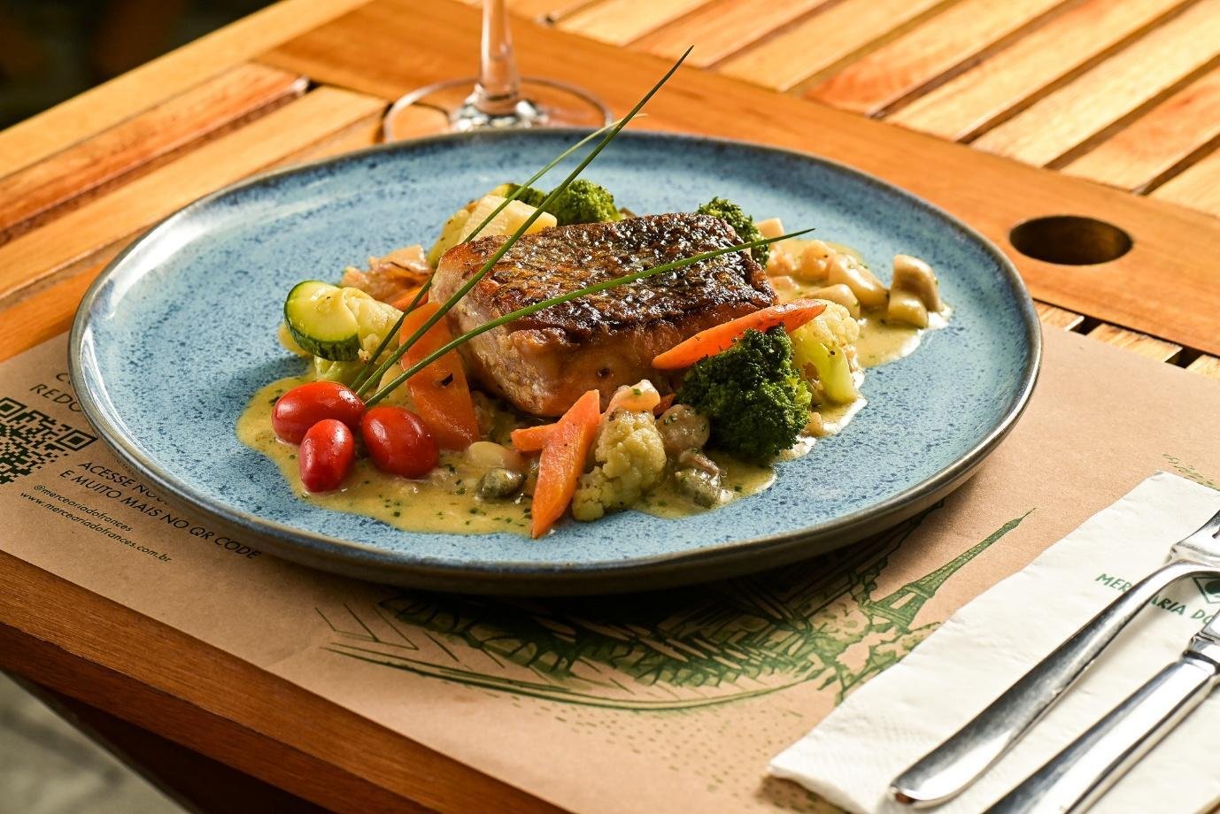 Opção de prato principal da Mercearia do Francês: Robalo Belle Meunière com legumes salteados. Crédito: Mercearia do Francês/SPRW