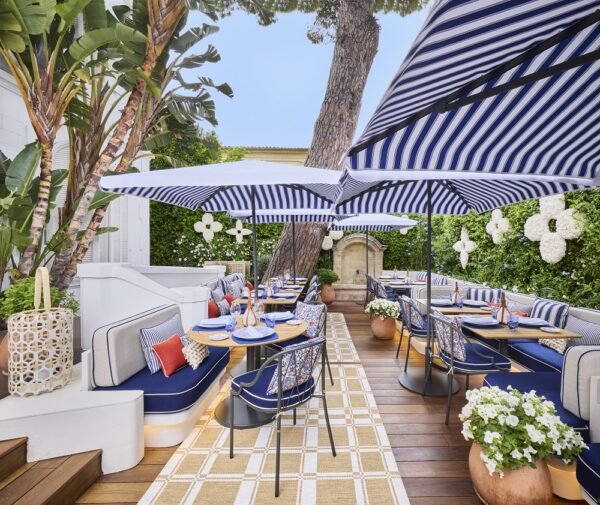 A Louis Vuitton tem o prazer de anunciar a reabertura do restaurante Arnaud Donckele & Maxime Frédéric at Louis Vuitton, localizado no hotel White 1921, em Saint-Tropez, sul da França. A nova temporada começa com um reconhecimento importante: o restaurante foi recentemente premiado com sua primeira estrela Michelin, em abril deste ano, na edição 2025 do tradicional guia gastronômico.