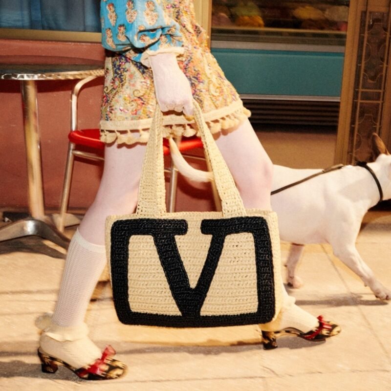 Valentino revela shapes clássicos e a nova bolsa viva superstar em ráfia para o outono 2025