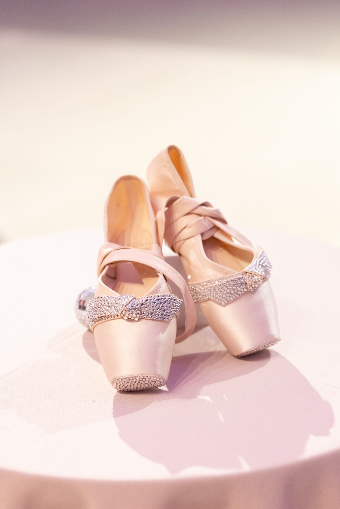 Alexandre Birman cria sapatilha de ponta exclusiva para gala do Youth America Grand Prix em nova york