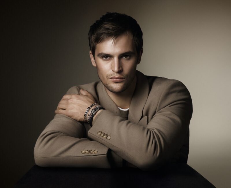 BOSS estreia no universo das joias masculinas no Brasil com coleção em aço e couro