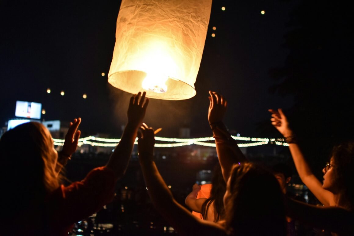 Festival das Lanternas, na Tailândia, atrai brasileiros