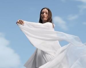 Motorola adota o Pantone 11-4201 Cloud Dancer como Cor do Ano 2026