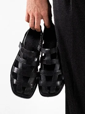 Ricardo Almeida lança novas sandálias e expande linha de calçados da marca