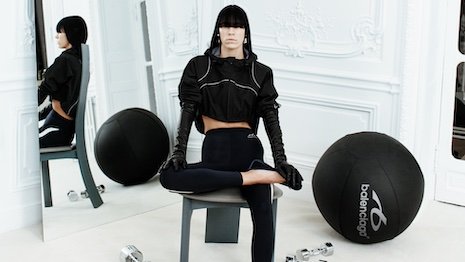 Balenciaga anuncia colaborações de outono com Manolo Blahnik e NBA