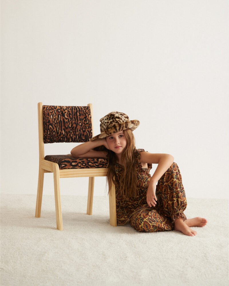 CRIS BARROS amplia seu legado com nova coleção MINI e foco em impacto social