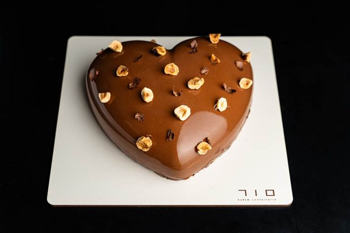 By Kim lança entremet de avelã e framboesa para o Dia das Mães