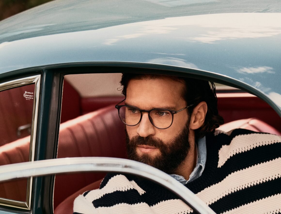 Alisson Becker é o novo rosto da Tommy Hilfiger na América Latina e estrela campanha global de óculos