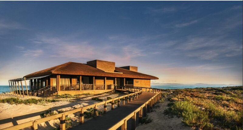 JNcQUOI Beach Club em Comporta atrai atenções no verão europeu e recebe Carlos Alcaraz