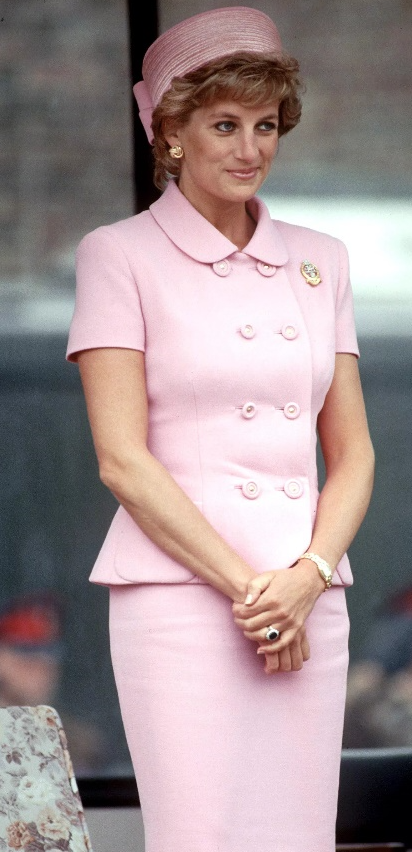 Como a Princesa Diana se vestiria em 2026? Le Lis revisita o legado fashion do ícone