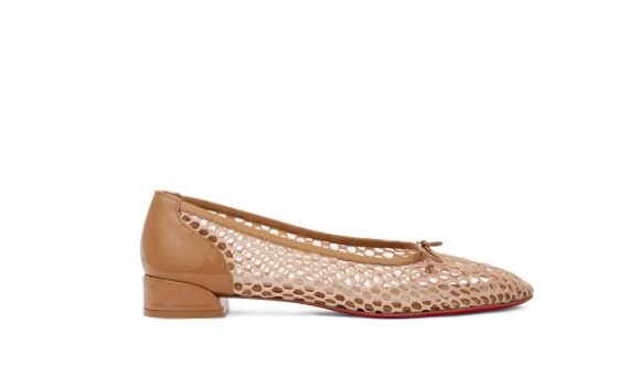 Christian Louboutin aposta em acessórios que definem o verão europeu 2026