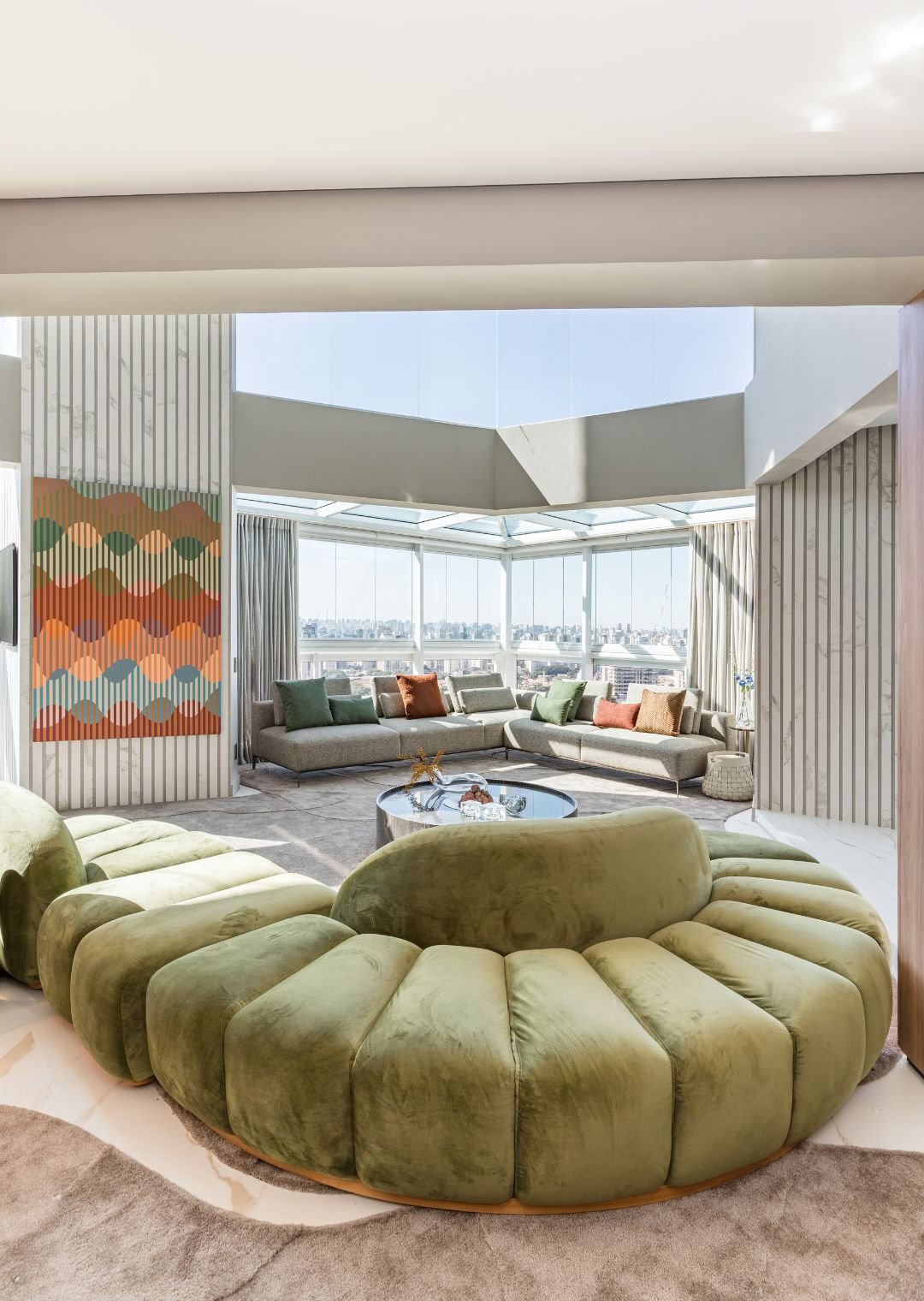 Penthouse de 400 m² transforma cobertura em refúgio de luxo suspenso sobre São Paulo