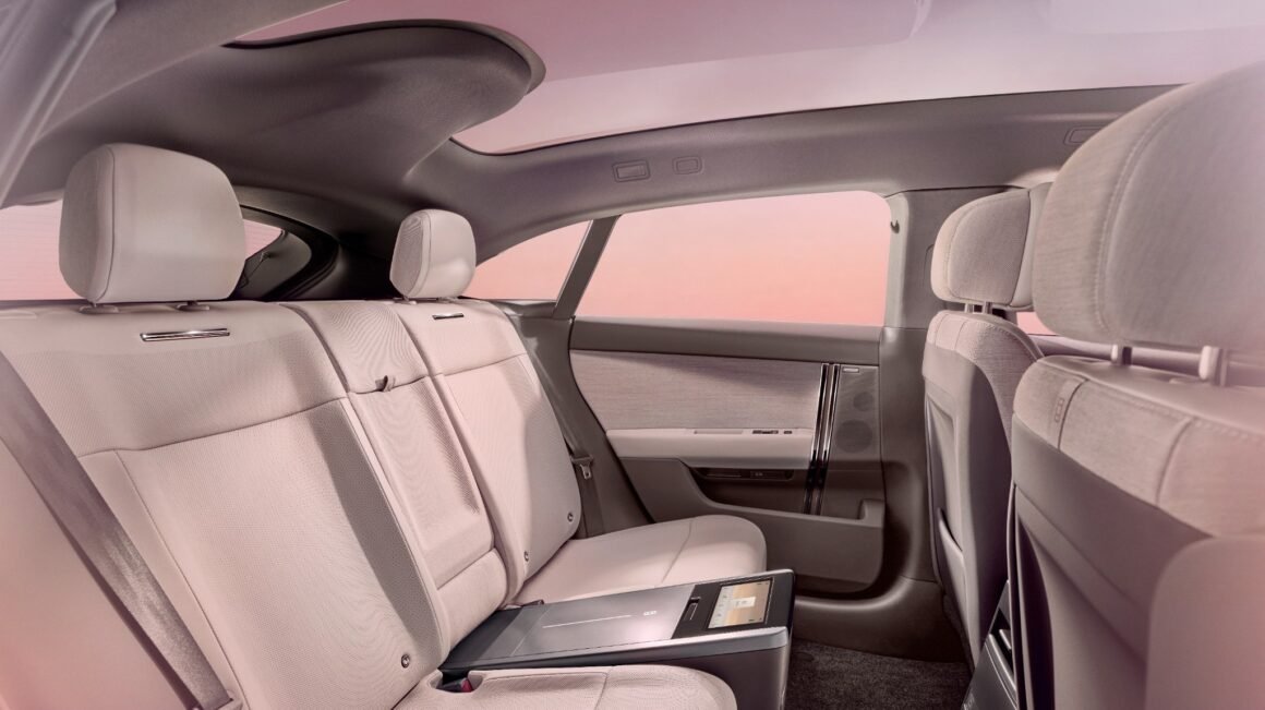 Range Rover revela GT, seu primeiro grand tourer elétrico