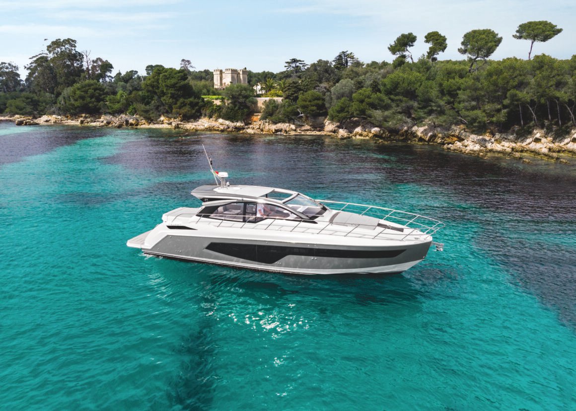 Atlantis 51 aposta no conceito de "luxo descalço" e conquista nova geração do mercado náutico