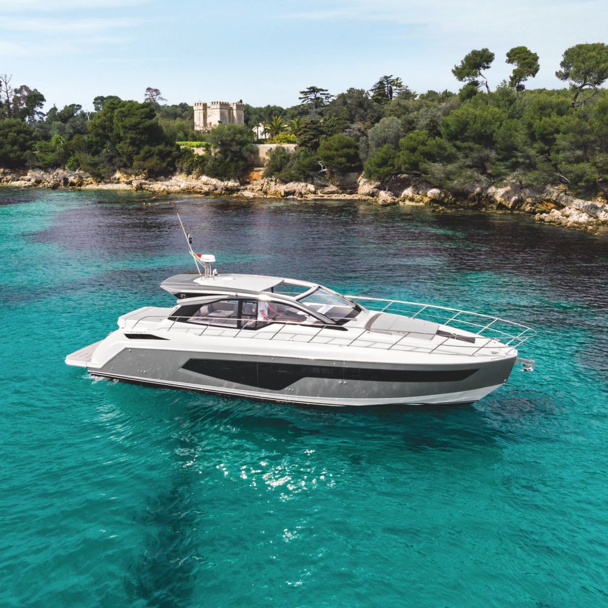 Atlantis 51 aposta no conceito de "luxo descalço" e conquista nova geração do mercado náutico