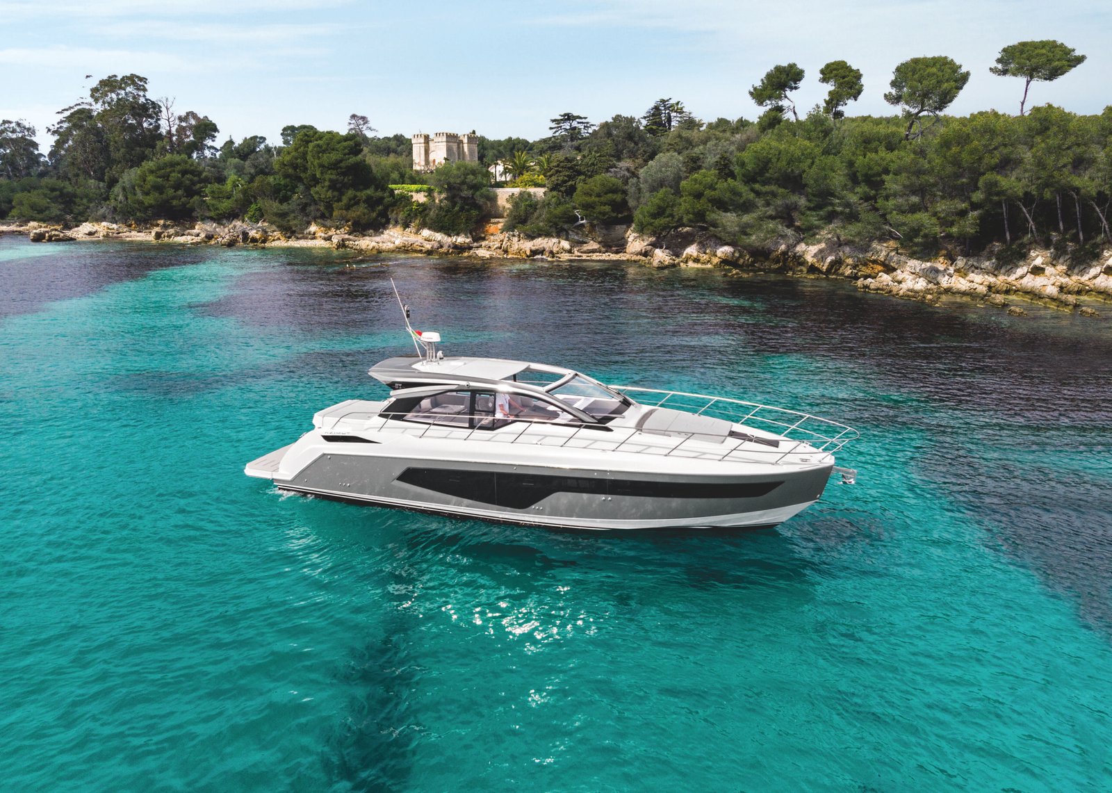 Atlantis 51 aposta no conceito de "luxo descalço" e conquista nova geração do mercado náutico