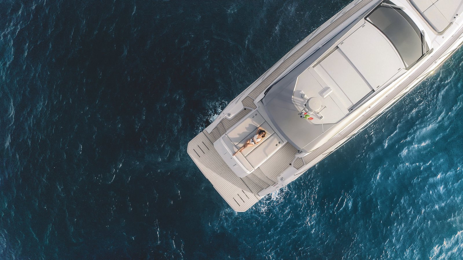 Atlantis 51 aposta no conceito de "luxo descalço" e conquista nova geração do mercado náutico