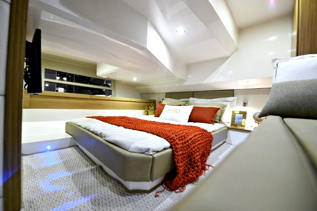Lancha de luxo ganha sala reversível e amplia versatilidade a bordo