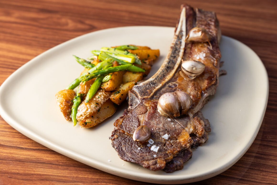 Loup coloca o tomahawk no centro da mesa