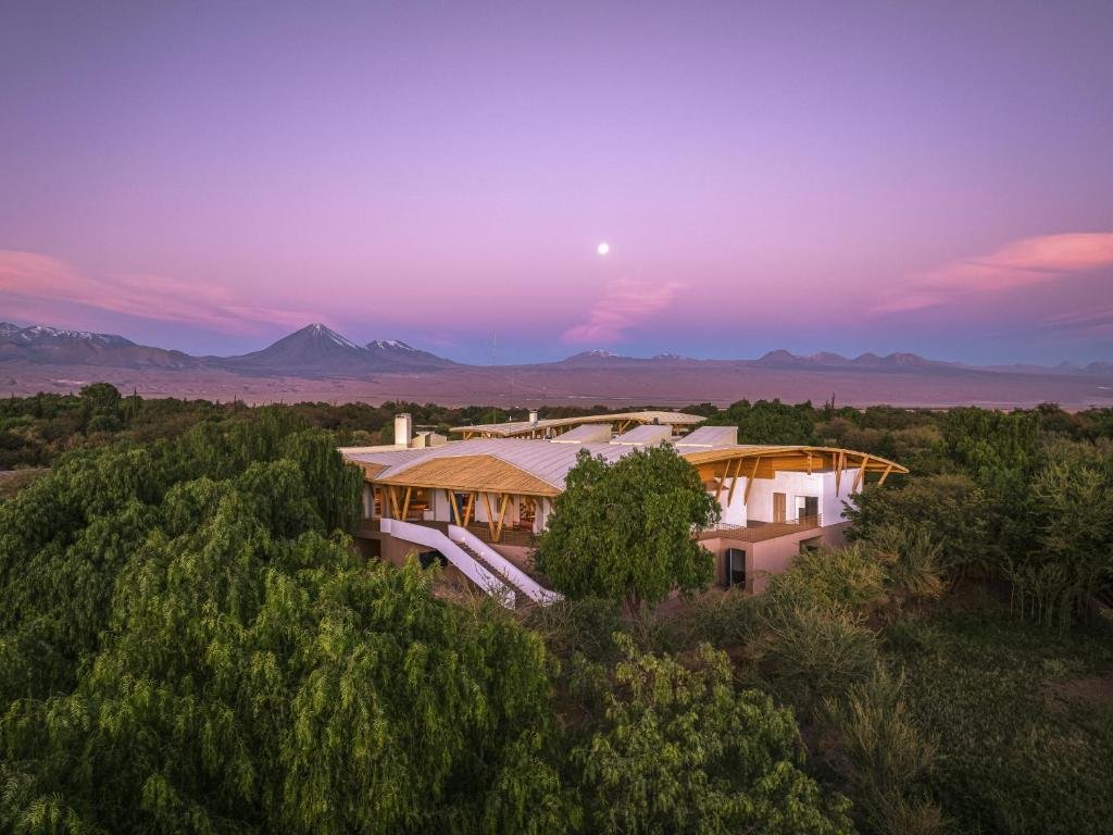 Booking.com destaca 7 hospedagens em meio à natureza para viajar em 2026