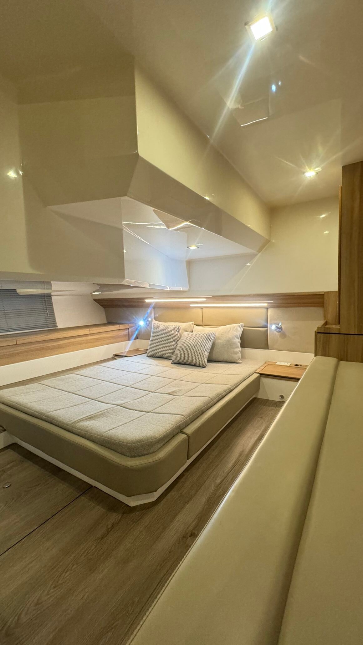 Lancha de luxo ganha sala reversível e amplia versatilidade a bordo