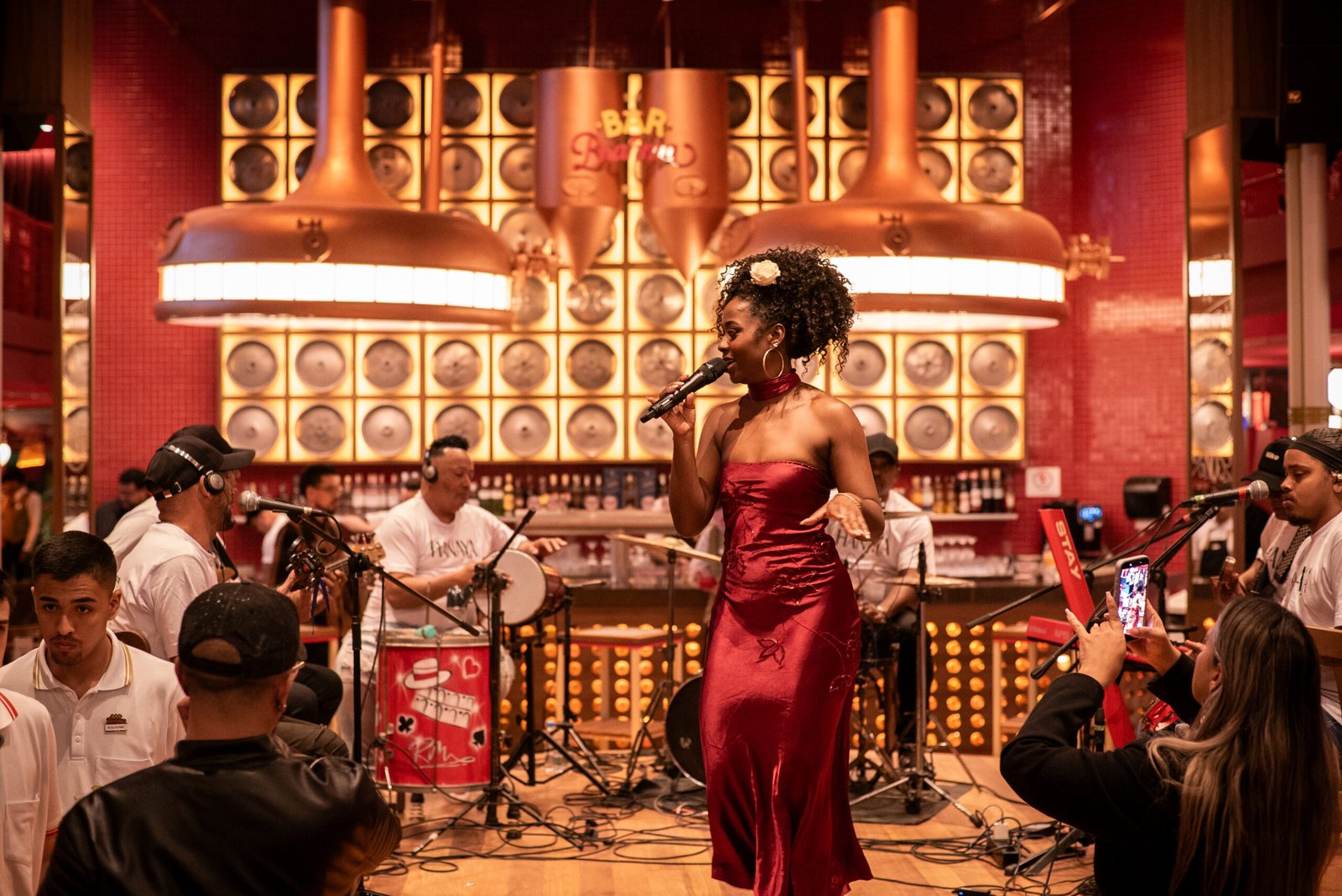 Bar Brahma inaugura nova unidade na Paulista com festa que celebra a boemia paulistana