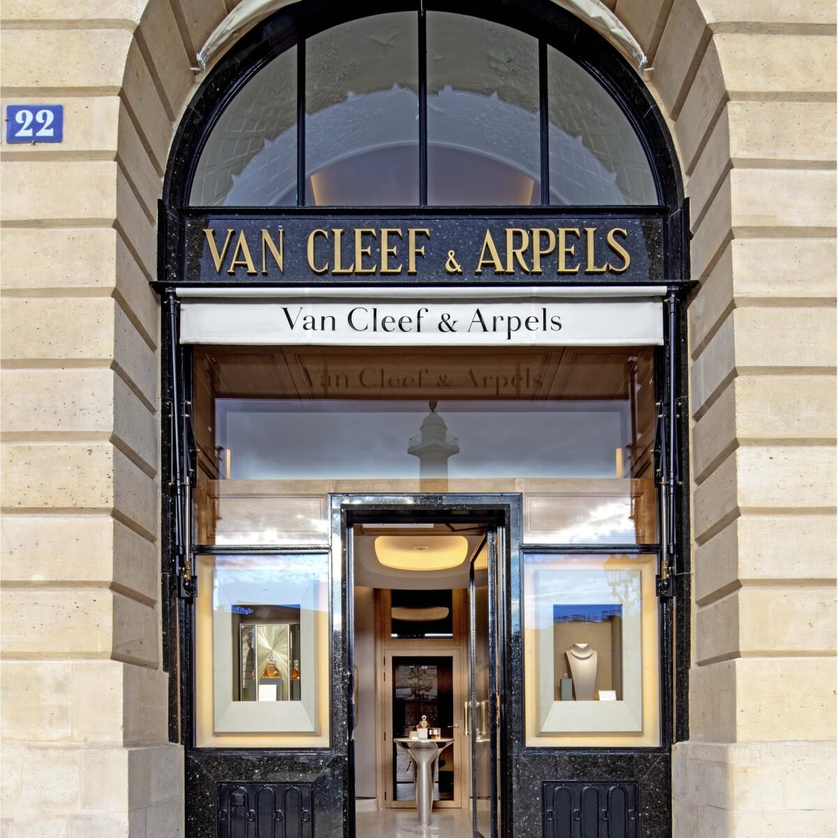 O número 22 que nunca mudou: 120 anos de Van Cleef & Arpels na Place Vendôme