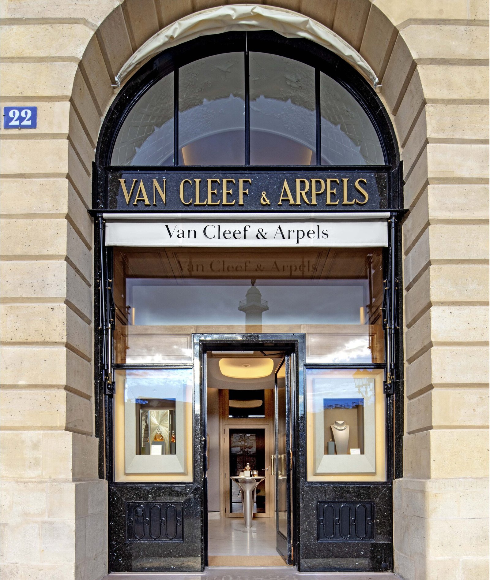 O número 22 que nunca mudou: 120 anos de Van Cleef & Arpels na Place Vendôme
