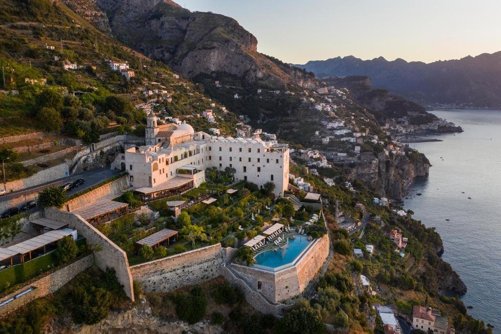 Booking.com destaca 7 hospedagens em meio à natureza para viajar em 2026