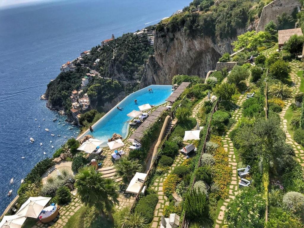Booking.com destaca 7 hospedagens em meio à natureza para viajar em 2026
