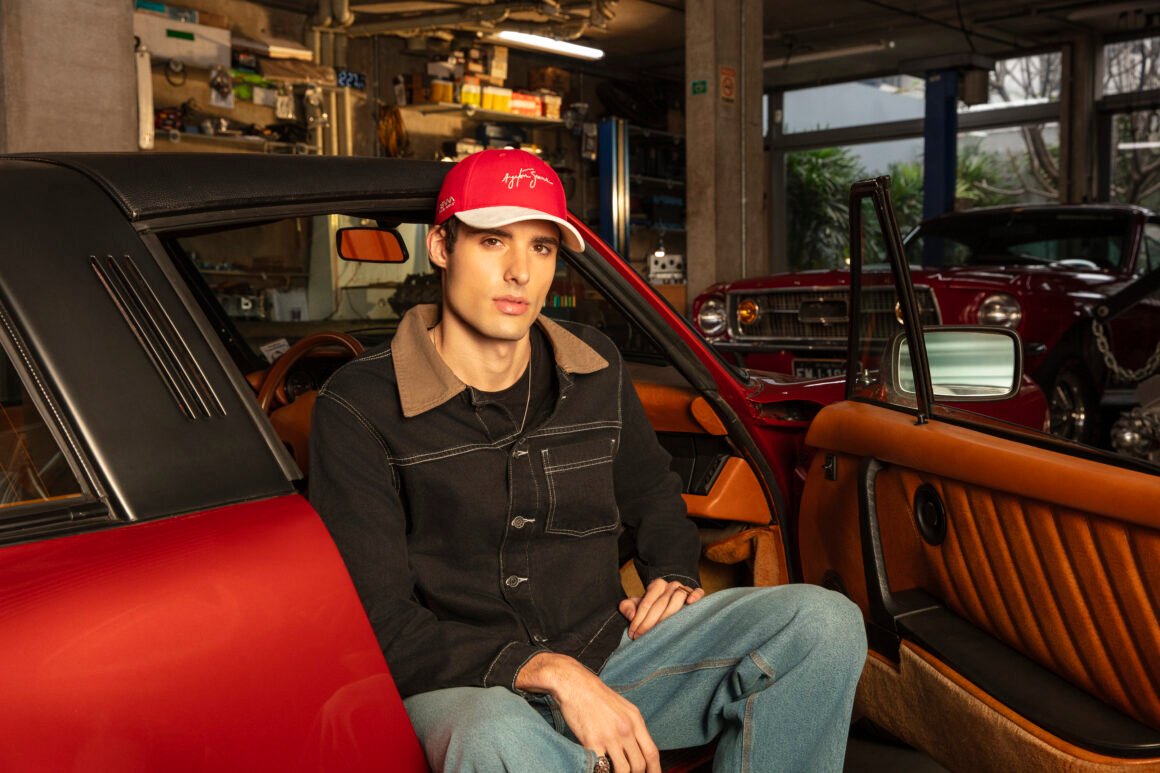 New Era homenageia Ayrton Senna com nova coleção de bonés inspirada em seu estilo