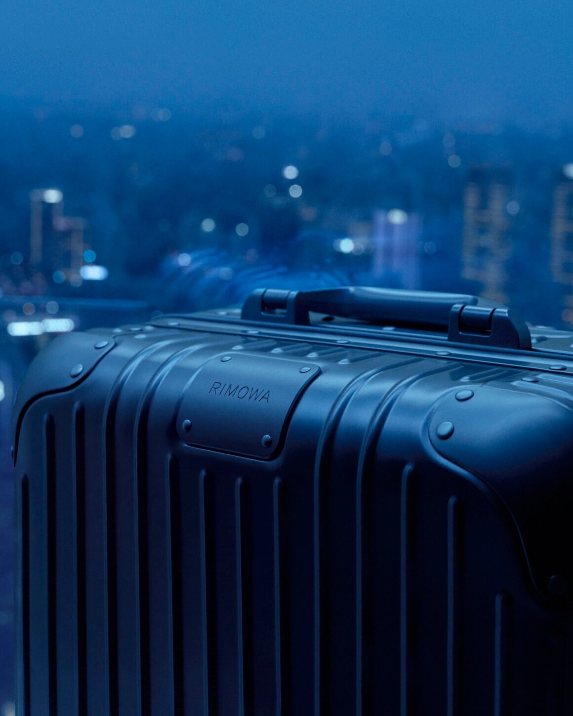 RIMOWA apresenta Ink Blue, nova cor permanente da coleção Original