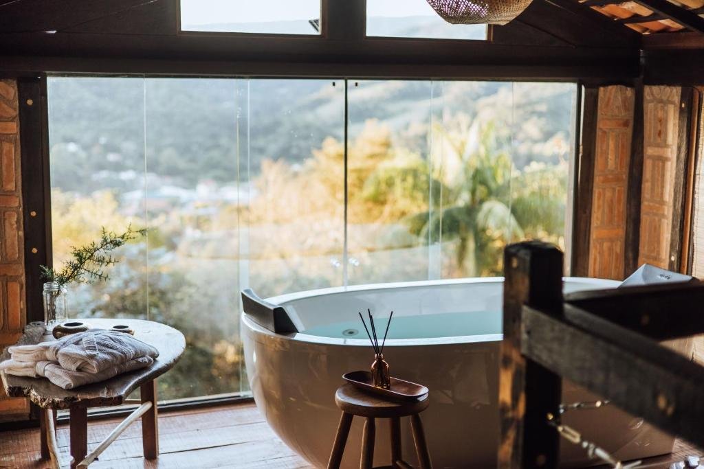 Booking.com reúne destinos brasileiros para celebrar o Dia da Amizade em viagens entre amigos