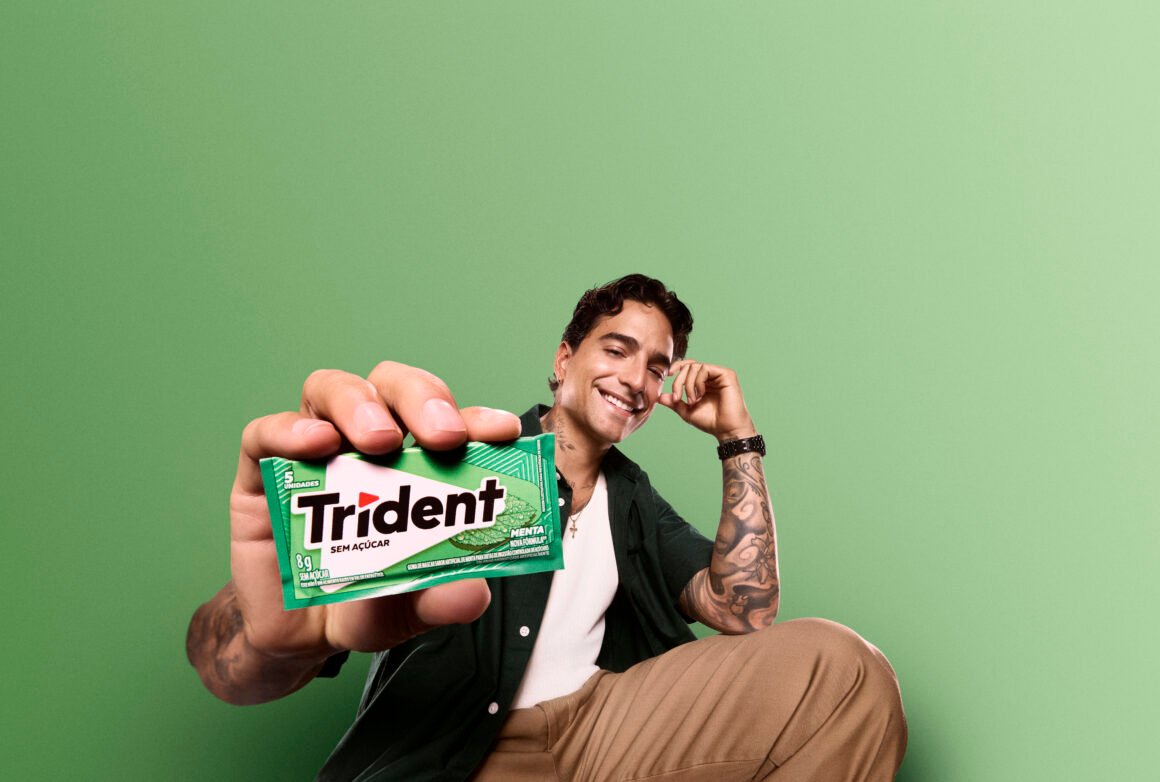 Trident transforma um gesto cotidiano em atitude com Maluma