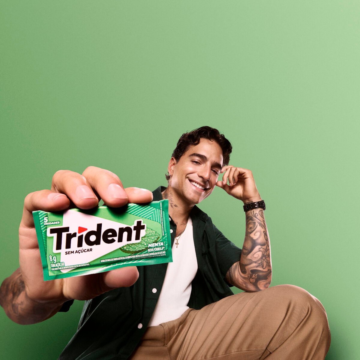 Trident transforma um gesto cotidiano em atitude com Maluma