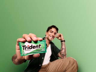 Trident transforma um gesto cotidiano em atitude com Maluma