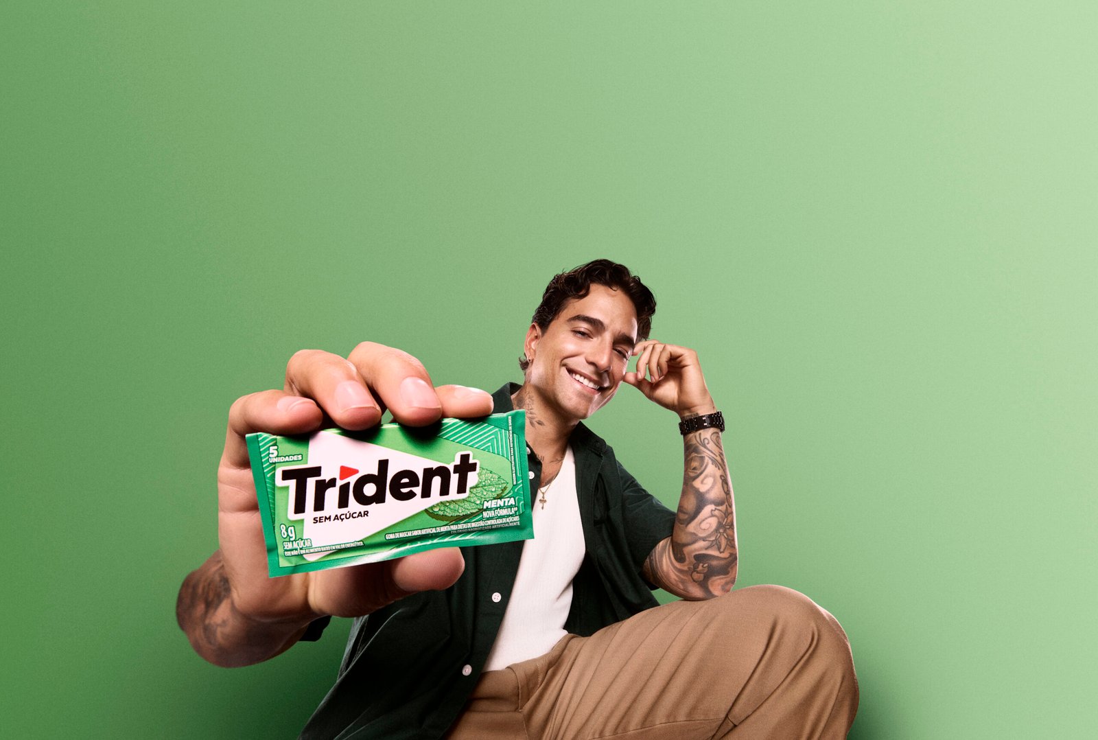 Trident transforma um gesto cotidiano em atitude com Maluma