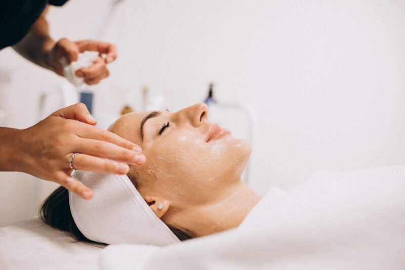 Cresce a procura por dissolução de preenchimento facial e especialistas alertam para importância do planejamento