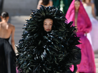 Piccioli estreia na Balenciaga com couture cheia de rosa, penas de avestruz e intenção