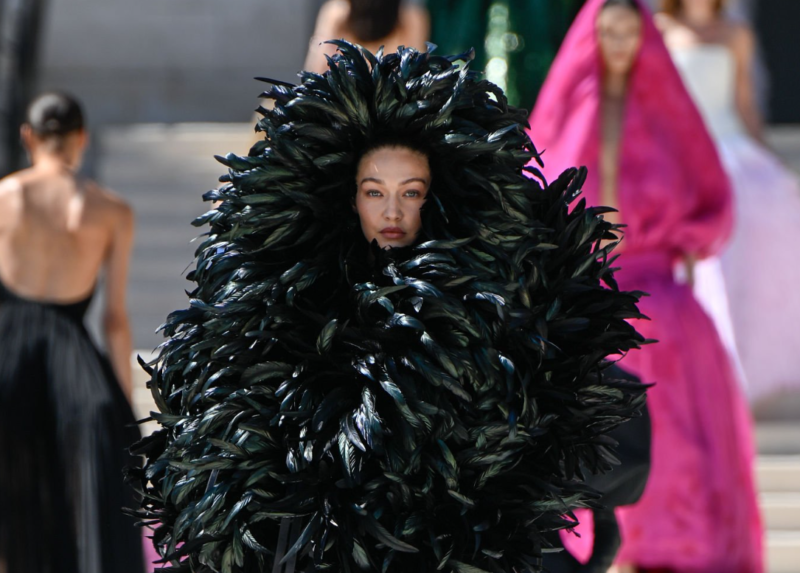 Piccioli estreia na Balenciaga com couture cheia de rosa, penas de avestruz e intenção