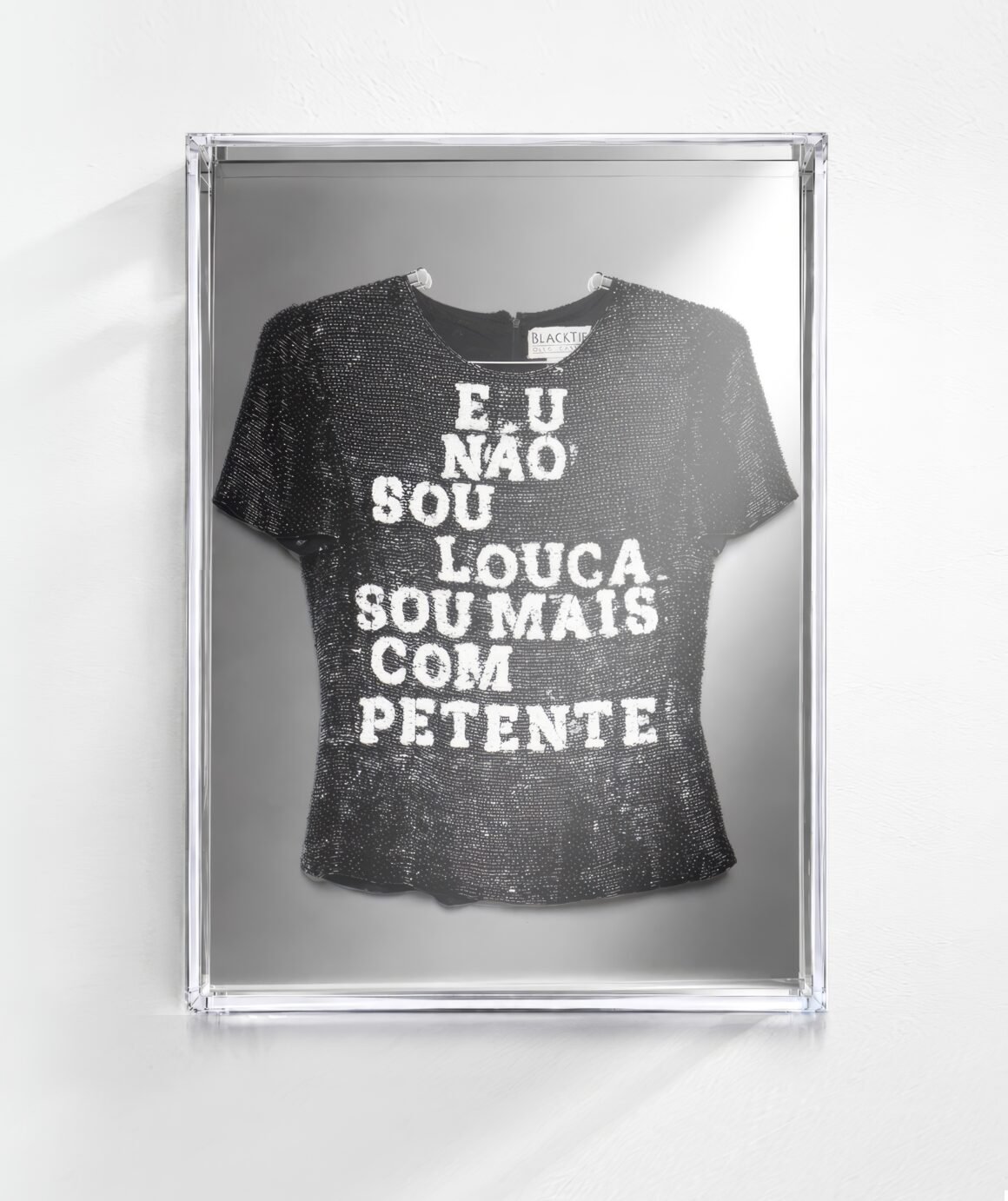 Fause Haten transforma roupas, memória e silêncio em exposição