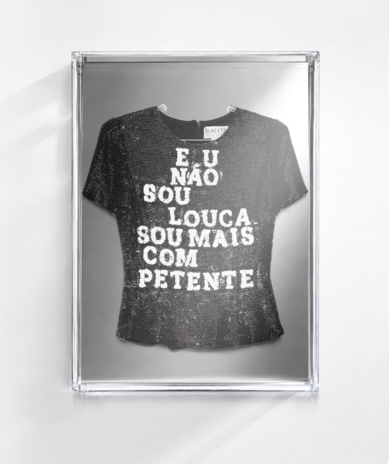 Fause Haten transforma roupas, memória e silêncio em exposição