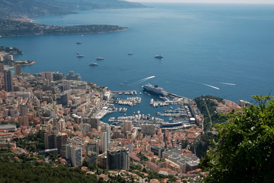 Vista aérea de Mônaco e do Porto Hércules, onde o EXPLORA I atracará durante o GP de Mônaco 2027