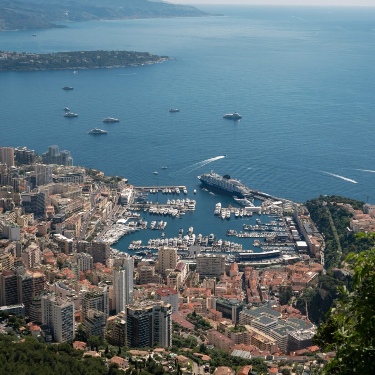 Vista aérea de Mônaco e do Porto Hércules, onde o EXPLORA I atracará durante o GP de Mônaco 2027