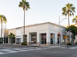 Fachada de esquina da loja Blue Elephant em Beverly Hills, com letreiro branco, vitrines de vidro e palmeiras na calçada